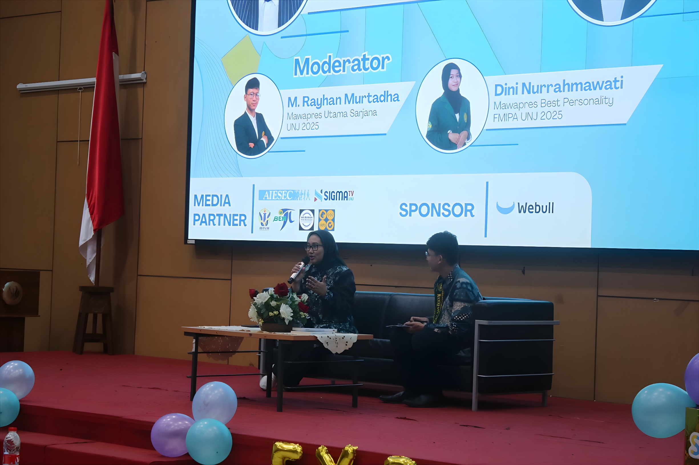 Mahasiswa berdiskusi dalam pameran inovasi